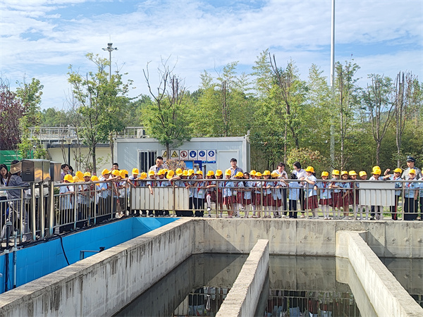 50余名師生走進水環境公司商南縣污水處理廠探索污水治理“綠色密碼”1.jpg